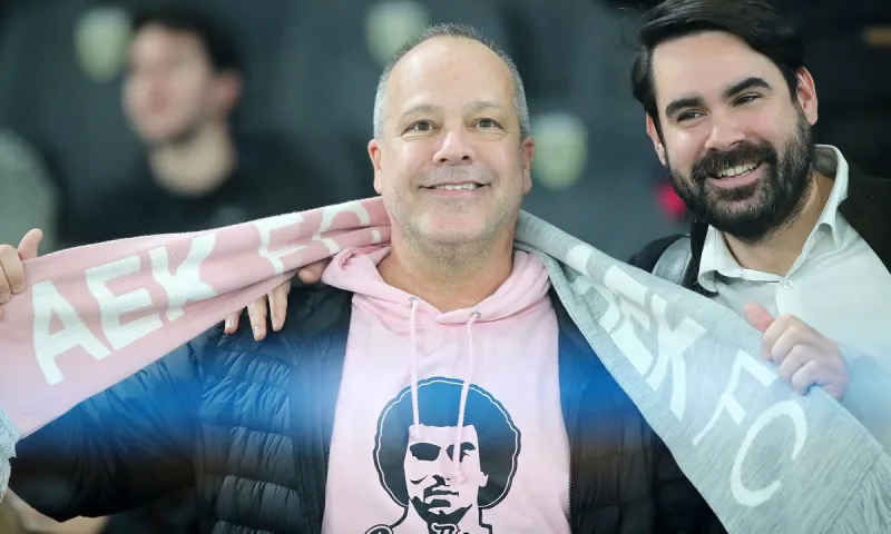 ΑΕΚτζής και Αρειανός μαζί στην ΟΠΑΠ Arena! - Οπαδός με κασκόλ ΑΕΚ και μπλούζα Γκάλη!