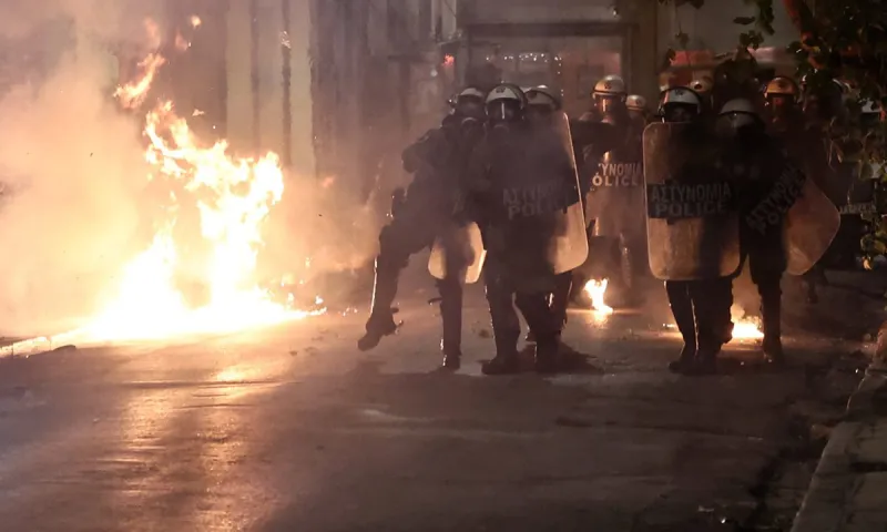 Τραυματισμός αστυνομικού: Βίντεο από τη στιγμή που πέφτει πάνω του η φωτοβολίδα (vid)
