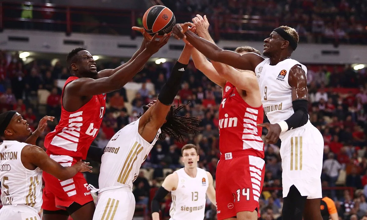 Ολυμπιακός - Μπάγερν live streaming (8/12). Ο Ολυμπιακός αντιμετωπίζει την Μπάγερν στο ΣΕΦ σε μία κρίσιμη αναμέτρηση για τη Euroleague.