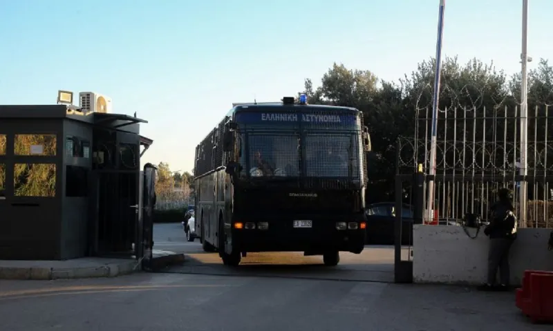 Επεισόδια στου Ρέντη: Video-γροθιά στο στομάχι από συνάδελφο του αστυνομικού