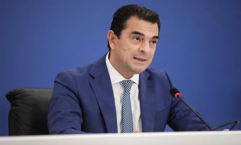 Ούτε τα προσχήματα: Ο Κώστας Σκρέκας έκανε «ωμή» διαφήμιση σε σούπερ μάρκετ για να ισχυριστεί ότι κατατρόπωσε την ακρίβεια!