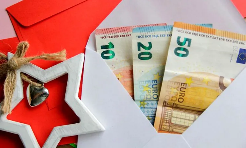 Δώρο Χριστουγέννων: Μέχρι σήμερα η προθεσμία καταβολής του - Υπολογίστε το ποσό που δικαιούστε