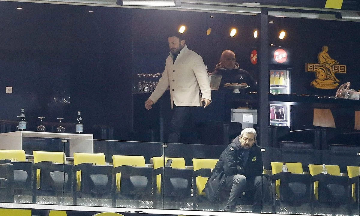 Μετά την γκέλα που έκανε ο Άρης με τη Λαμία, ο Μάντζιος έστειλε το μπαλάκι στην εξέδρα και συγκεκριμένα στη σουίτα που καθόταν ο Καρυπίδης!