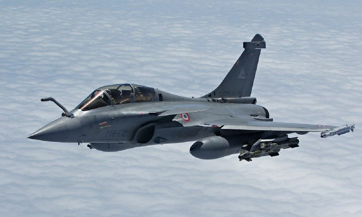 Rafale: Τρέλα με τα γαλλικά μαχητικά – Δείχνουν βίντεο στα σχολεία και υποδέχονται τους πιλότους σαν σούπερ ήρωες. Ήρωες παιδιών οι πιλότοι.