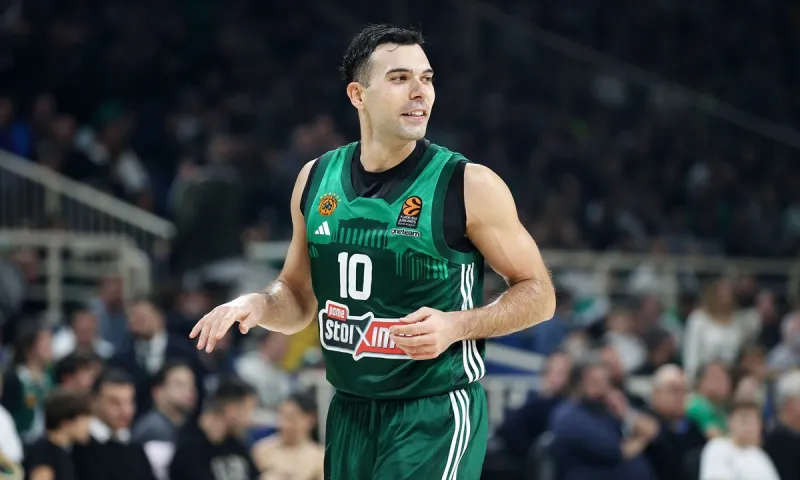 Κώστας Σλούκας: Τραγουδάει κάθε σύνθημα των οργανωμένων