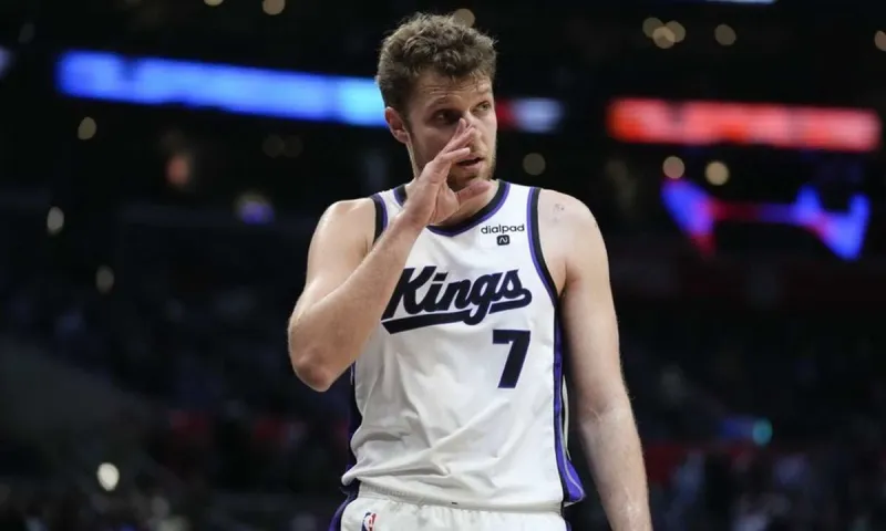NBA: Τι συμβαίνει με τον Σάσα Βεζένκοφ - Το τρίτο DNP με τους Σακραμέντο Κινγκς και η εξήγηση του Μάικ Μπράουν