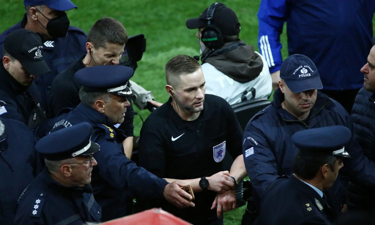 Τραγική η διαιτησία στο Ολυμπιακός - ΑΕΚ. Απίθανος ο Σλοβάκος ρέφερι που μάλλον ήθελε να δει.. αίμα για να καταλογίσει πέναλτι. Σαφής ο κανονισμός για το γκολ του Μασούρα.