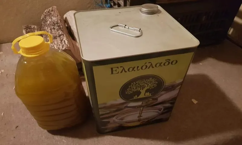 Φαινόμενα κατοχής: Παππούς αγόρασε βαπτιστικό σταυρό για το εγγόνι του, πληρώνοντας με 1 τενεκέ λάδι!