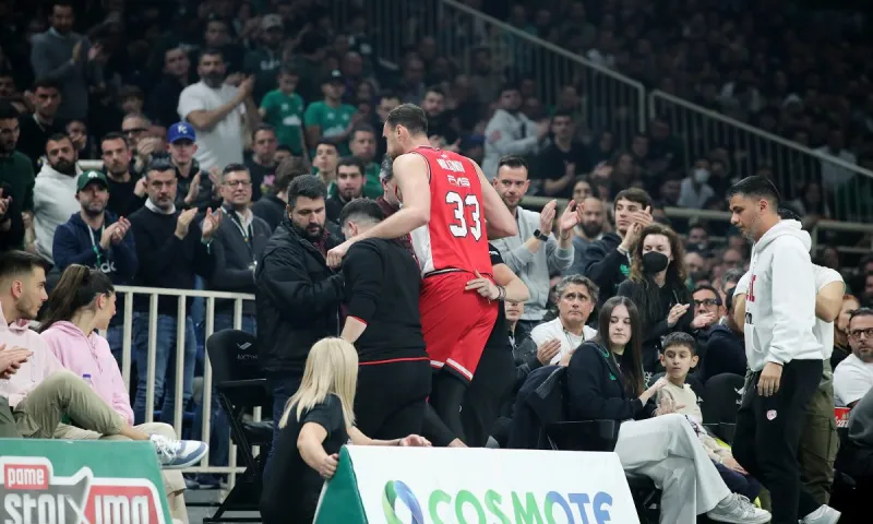 Υποβασταζόμενος αποχώρησε ο Μιλουτίνοφ, τον χειροκρότησαν οι οπαδοί του Παναθηναϊκού - Νοκ-άουτ και ο Σλούκας!