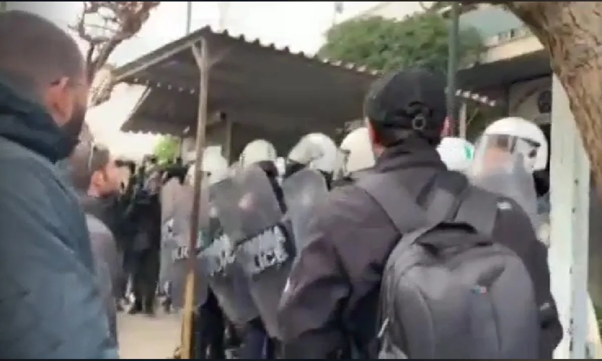 Νυν υπέρ πάντων ο αγών τραγουδούν στην κυβέρνηση για να περάσει ο γάμος ομοφύλων όταν ο κόσμος χάνει τα σπίτια του από τα fund