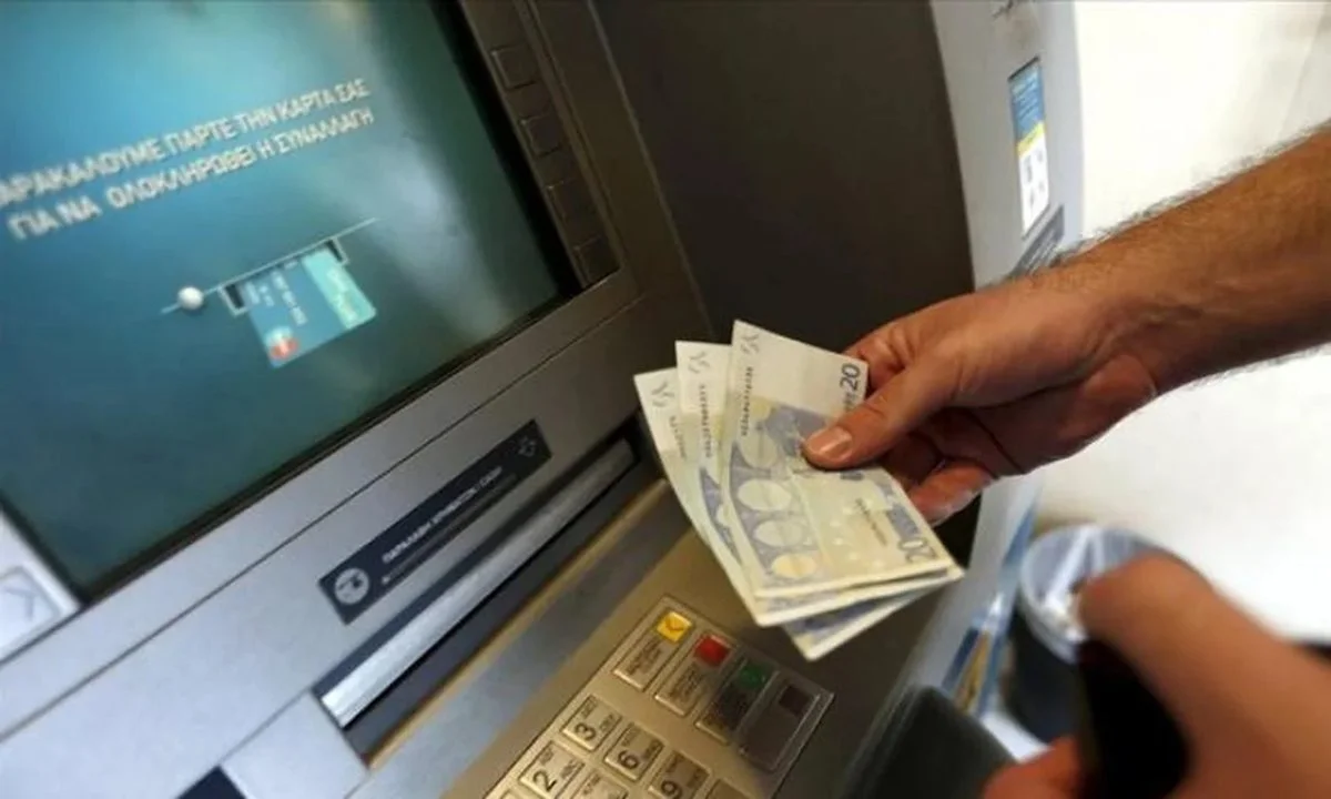 Οι τράπεζες σχεδιάζουν να αφαιρούν ετσιθελικά 0,50 ευρώ από κάθε λογαριασμό που χρησιμοποιείται για πληρωμές, όπως αποκάλυψαν τα «Νέα».