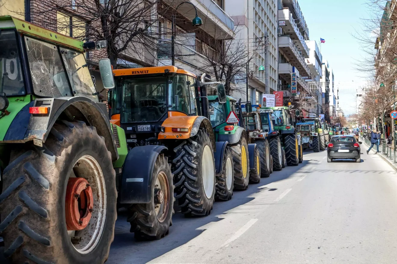 Ολιγόωρους αποκλεισμούς και δυναμικές κινητοποιήσεις αποφάσισαν οι αγρότες. στην πανελλαδική σύσκεψη που έγινε στη Νίκαια της Λάρισας.