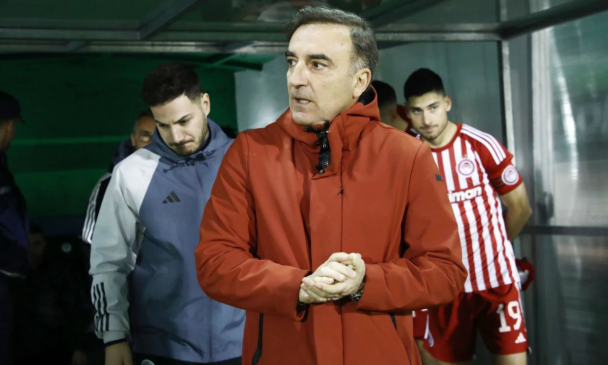Ο Κάρλος Καρβαλιάλ θα είναι κανονικά στο πόστο του, τη στιγμή που ο Ολυμπιακός θέλει άμεσα νέο τεχνικό. Η σκέψη για Ανιγκό.