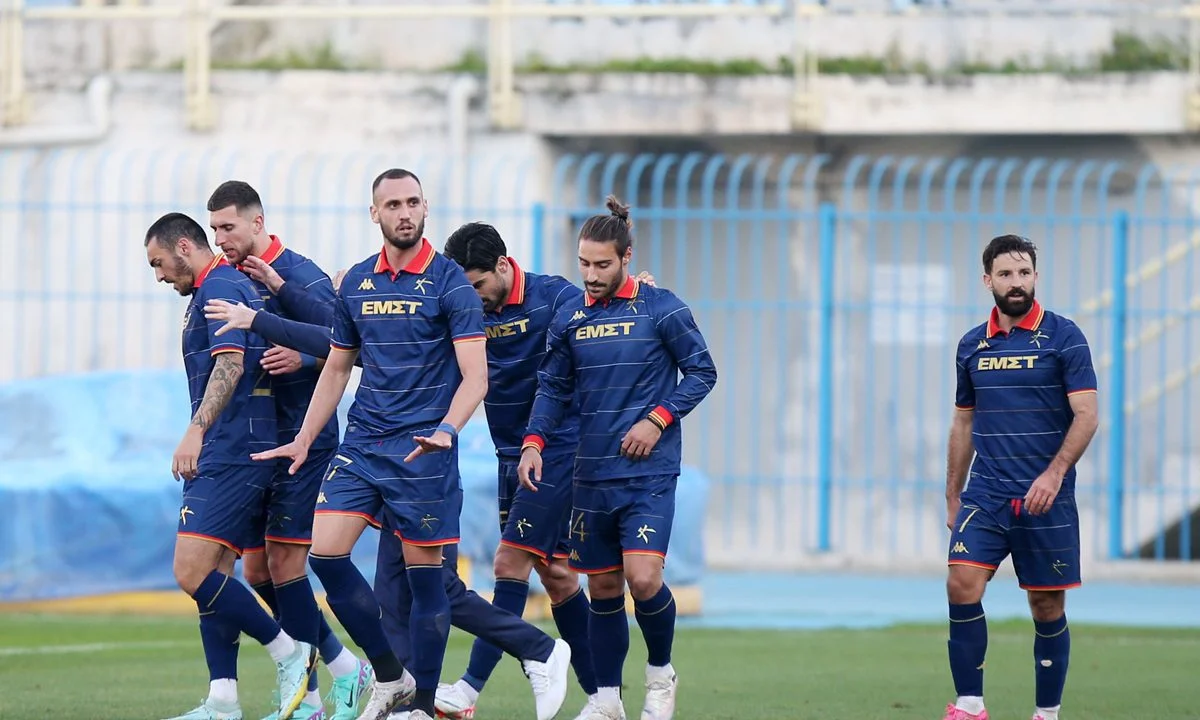 Super League 2: Η Καλλιθέα των δέκα παικτών πέτυχε σημαντικό τρίποντο στη μάχη της ανόδου, επικρατώντας εντός έδρας με 2-1 της Ηλιούπολης