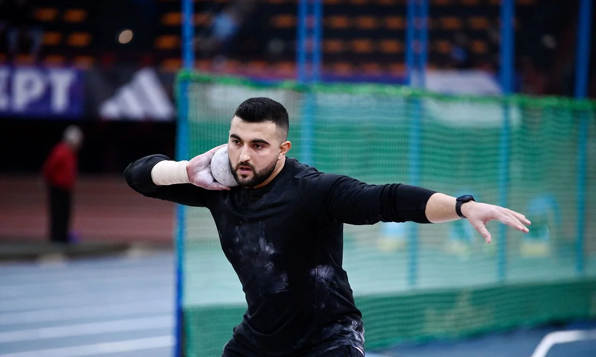 38ο Πανελλήνιο Πρωτάθλημα: Με 19.48 μ. στην τρίτη βολή ο Οδυσσέας Μουζενίδης (ΑΣ Κένταυρος) πήρε το χρυσό μετάλλιο στη σφαίρα.