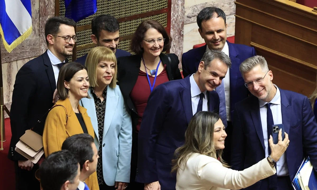 Η ΝΔ «αιμορραγεί» όσο εγκαταλείπει τις θέσεις της δεξιάς - Ο Μητσοτάκης «πληρώνει» την εξαπάτηση των ψηφοφόρων και τη «στροφή» του στη κεντροαριστερά.