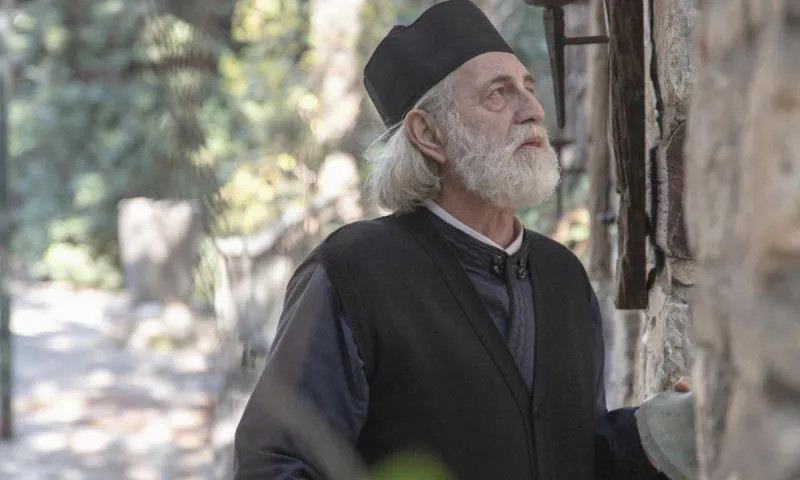 Σασμός επόμενα επεισόδια: Ο παπάς βρίσκει εγκαταλειμμένο μωρό έξω από τη εκκλησία