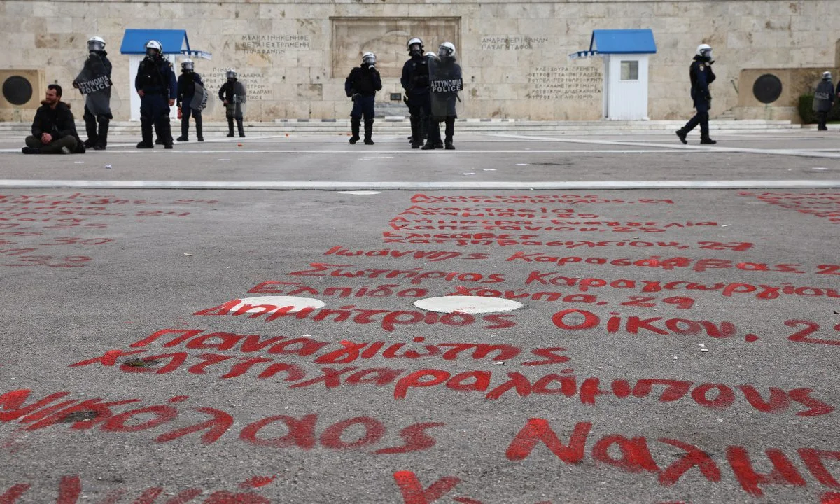 Τίποτε δεν έχει αλλάξει. Τέμπη, ένας χρόνος μετά παραμένουν και παραμένουμε στον κόσμο μας. Τόσο λίγοι είμαστε τελικά;