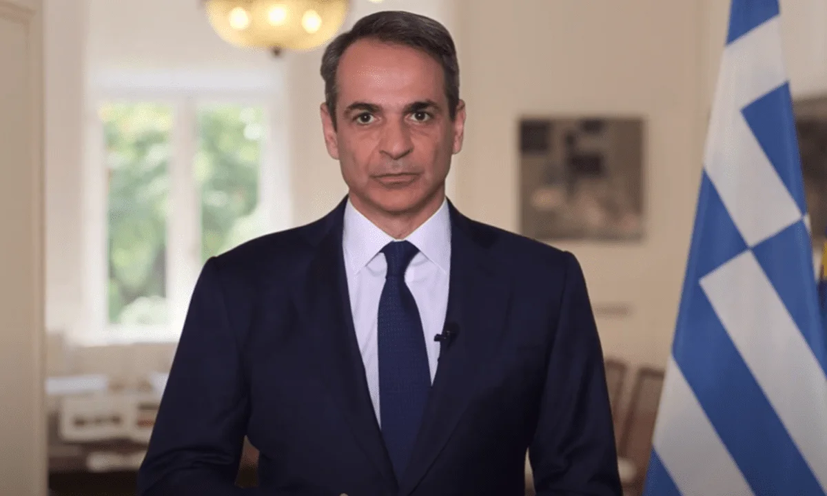 Χωρίς ίχνος αυτοκριτικής, ο Κυριάκος Μητσοτάκης απηύθυνε ένα μήνυμα ντροπής στον λαό για την επέτειο της τραγωδίας των Τεμπών.