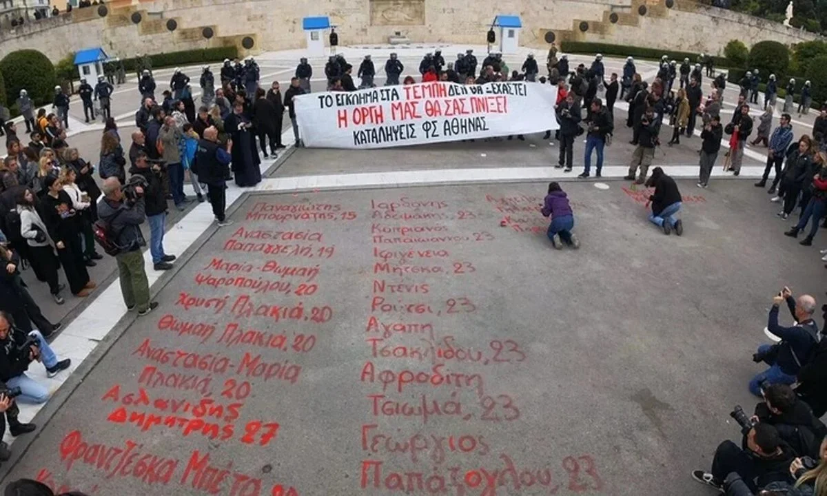 Τέμπη: Ξεσπά ο Βαγγέλης Βλάχος - «Την ώρα που διαβάζαμε τους ανθρώπους μας στα μνήματα, εκείνοι έσβηναν τα ονόματά τους έξω από τη Βουλή».