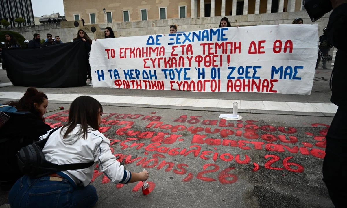 Η ασέβεια για τα Τέμπη αποκαταστάθηκε - Φοιτητές έγραψαν ξανά τα ονόματα που κάποιοι έδωσαν εντολή χθες να σβηστούν μετά την πορεία.