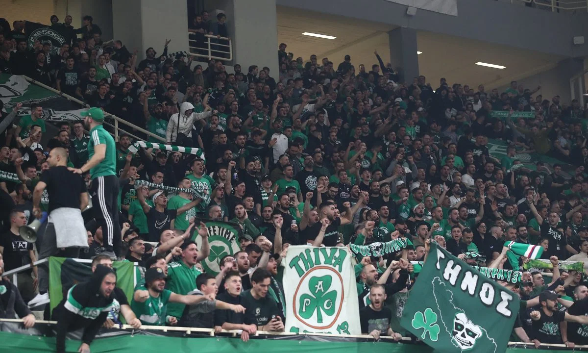 Συνθήματα από τους οπαδούς του Παναθηναϊκού στο ματς με τη Βιλερμπάν στο ΟΑΚΑ, ενόψει του επικείμενου ντέρμπι με τον Ολυμπιακό στο ΣΕΦ.