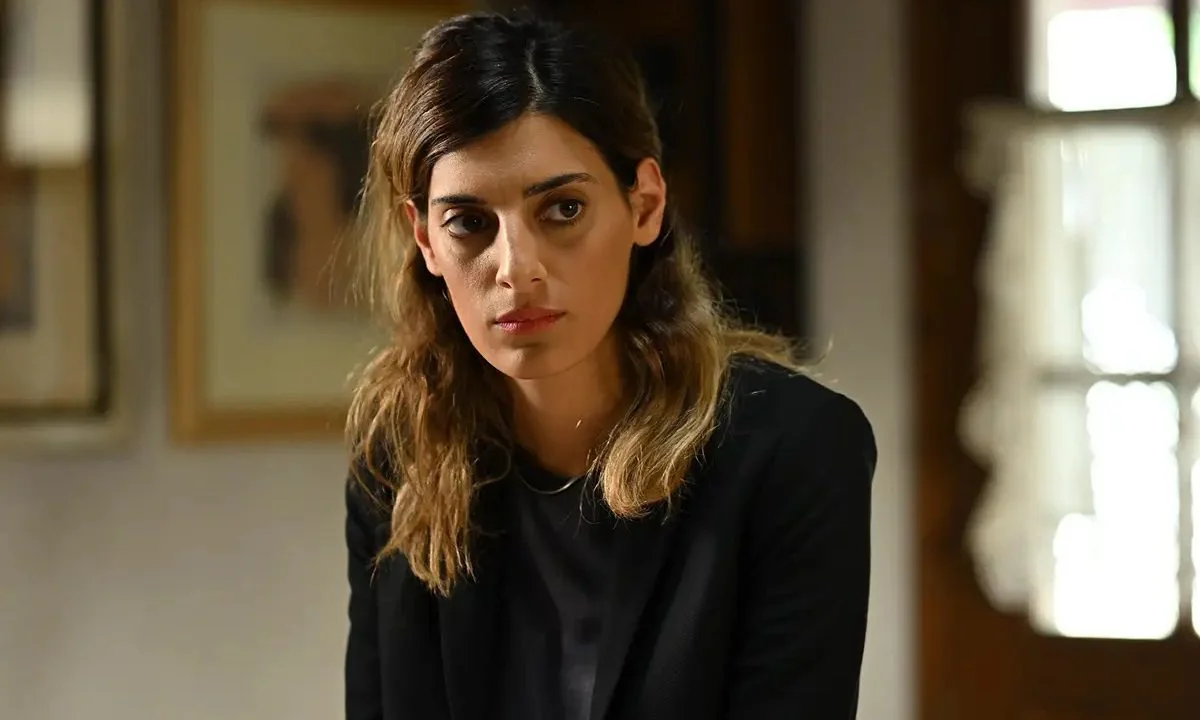Σασμός επόμενα επεισόδια: Μια γυναίκα κομματιάζει την ψυχολογία της Αργυρώς, όπως θα παρακολουθήσουμε στο σήριαλ του ALPHA TV.