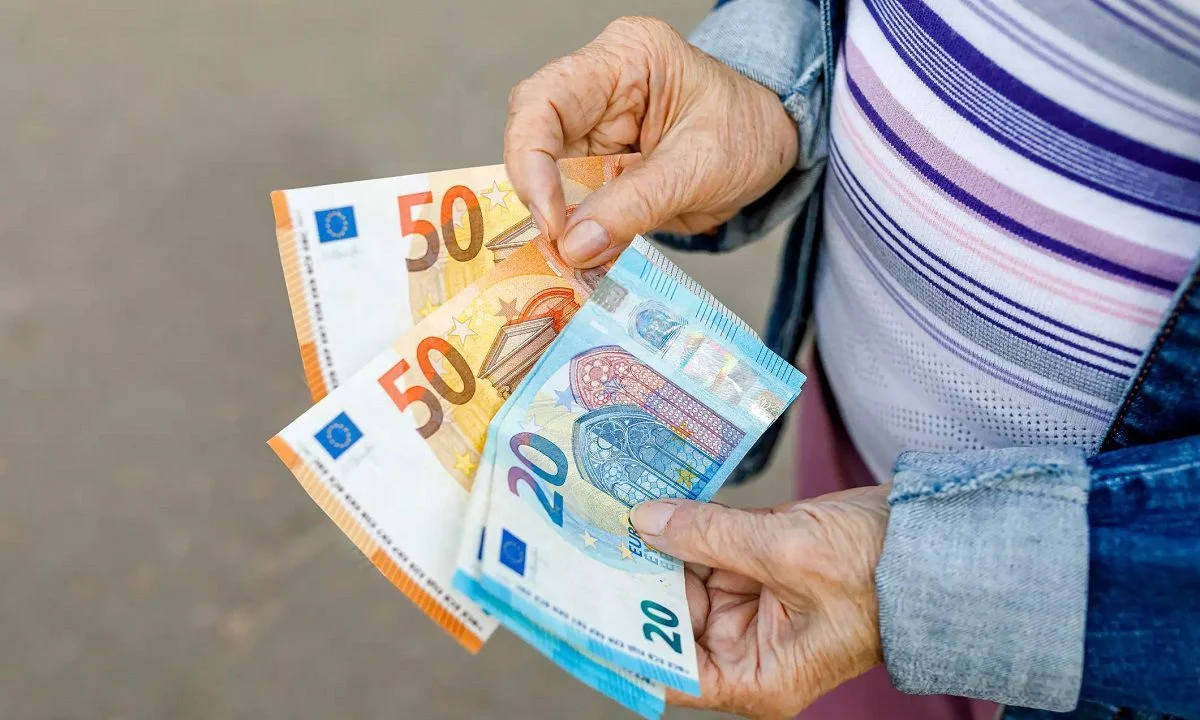 Συντάξεις Απριλίου: Μεγάλη ανατροπή με τις πληρωμές – Πότε θα δουν λεφτά οι συνταξιούχοι!