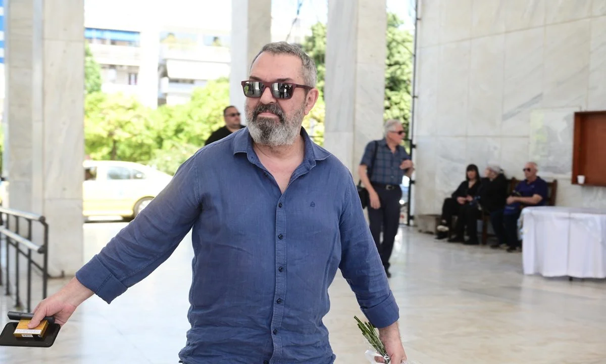 Σε προσωρινή διακοπή οδηγήθηκε η παράσταση «Μπαμπάδες με ρούμι» λόγω ασθένειας που αντιμετωπίζει ο Χρήστος Χατζηπαναγιώτης