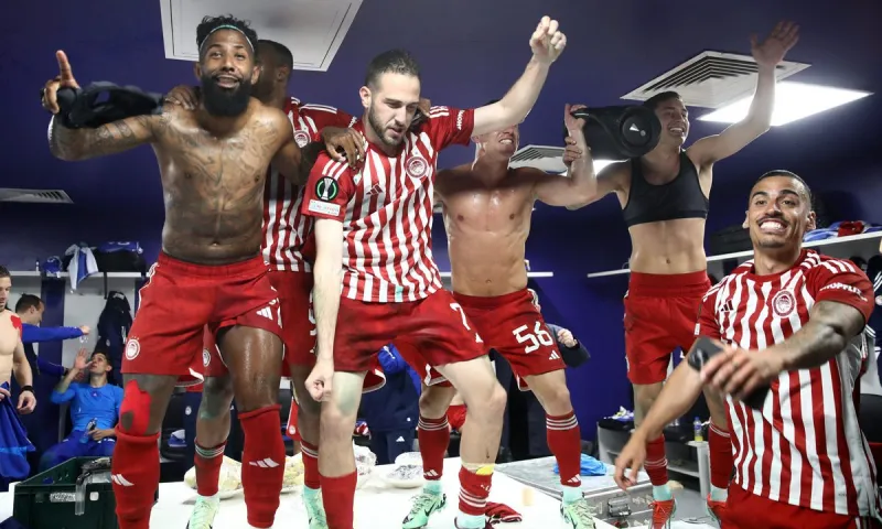 Νότης Σφακιανάκης και εγώ είμαι Έλληνας στα αποδυτήρια του Ολυμπιακου!
