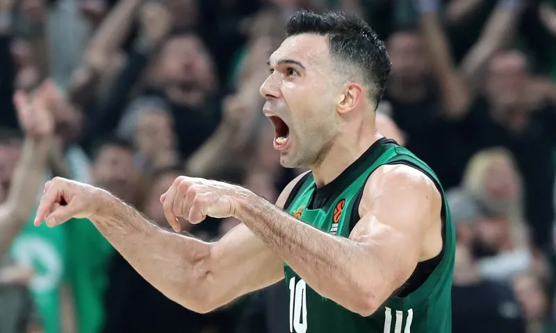 Ο Κώστας Σλούκας ευστοχεί σε τρίποντο, ξεσπάει και αποθεώνεται από το ΟΑΚΑ! (vid)