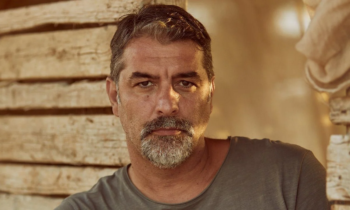 Ακόμα μία συναρπαστική σειρά αναμένεται να κάνει την εμφάνισή της στο πρόγραμμα του ALPHA και ο Βασίλης Μπισμπίκης θα πρωταγωνιστεί σε αυτήν