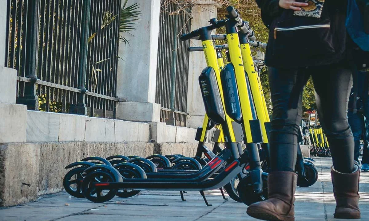 Ο πόλεµος για τα ηλεκτρικά πατίνια ξανάρχισε! Σφήνες 120 χλµ./ώρα, κυκλοφοριακή αναρχία, ατυχήµατα και κλοπές!