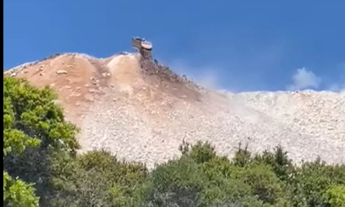 Χειμάρρα: Μπαζώνουν και οι πέτρες πέφτουν στην παραλία με τους τουρίστες να κοιτάνε έκπληκτοι - Παρατημένη ο Βόρεια Ήπειρος