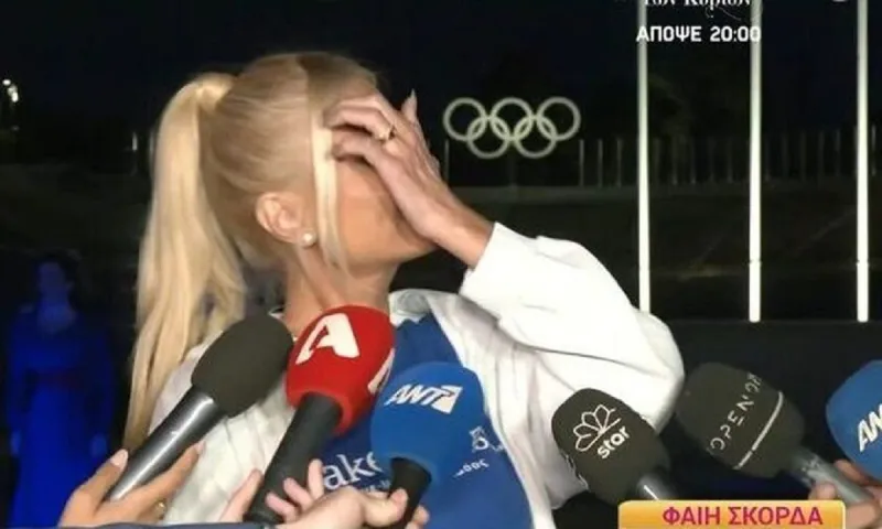 «Λύγισε» η Φαίη Σκορδά: Έβαλε τα κλάματα on air! (BINTEO)