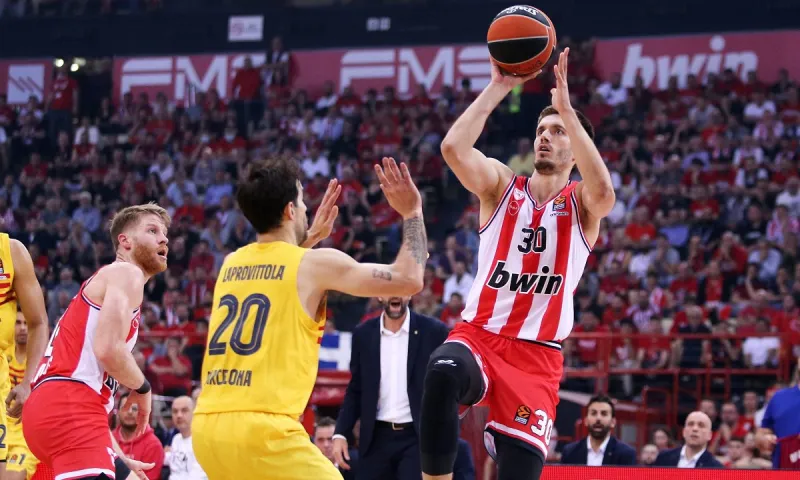 Ολυμπιακός-Μπαρτσελόνα: Το απίστευτο buzzer beater του Πετρούσεφ!