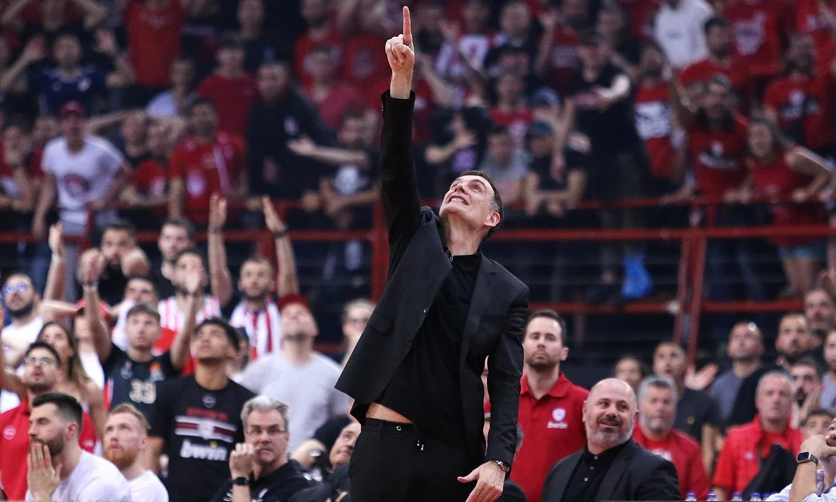 Άναυδος ο Γιώργος Μπαρτζώκας στον καταλογισμό του φάουλ του Πετρούσεφ στον Πάρκερ. Ο προπονητής του Ολυμπιακου δεν μπορούσε να το πιστέψει.