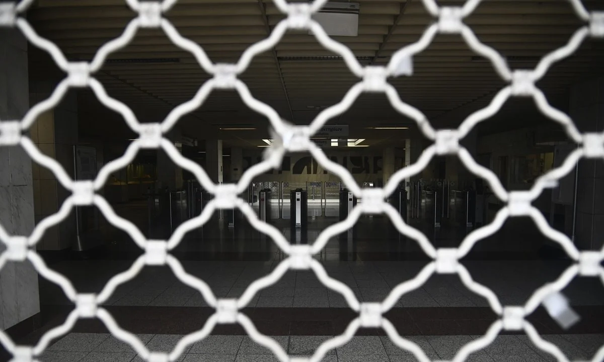Σε απεργιακό κλοίο βρίσκεται η χώρα στο πλαίσιο της Εργατικής Πρωτομαγιάς, με αποτέλεσμα να επηρεάζονται και τα μέσα μαζικής μεταφοράς.
