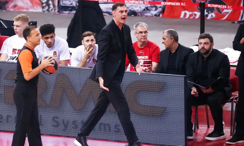Ολυμπιακός-Μπαρτσελόνα: Καλάθι και φάουλ  ο Βέσελι, με μορφασμό προς τους διαιτητές αντέδρασε ο Μπαρτζώκας
