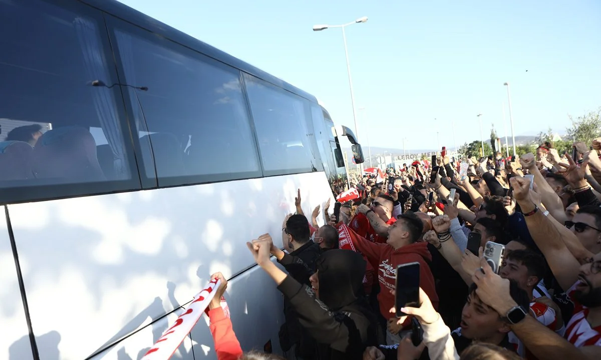 Ολυμπιακός: Τρέλα και παράνοια - Αποθεωτική υποδοχή στο «Ελ. Βενιζέλος» (vid)