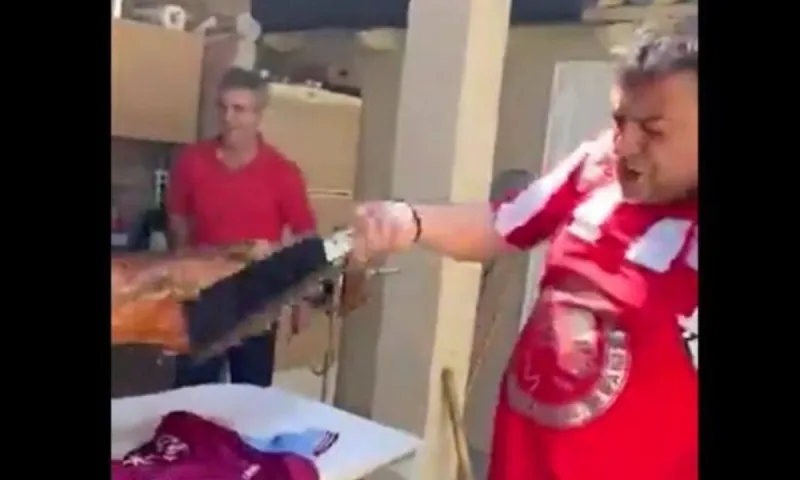 Viral φίλος του Ολυμπιακού που σουβλίζει αρνί και τεμαχίζει φανέλα της Άστον Βίλα με μπαλτά! (vid)
