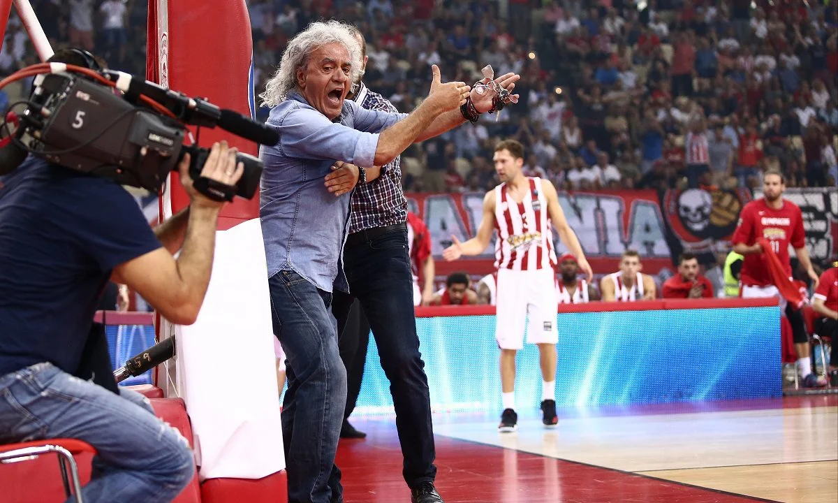Ο γνωστός οπαδός του Ολυμπιακού, Τάκης Τσουκαλάς έστησε κερκίδα στη Βαρκελώνη, λίγο πριν το τζάμπολ του game 5 με τη Μπαρτσελόνα.