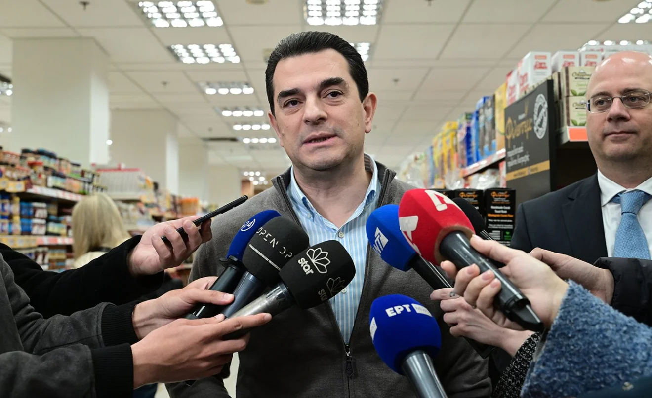 Ο Κώστας Σκρέκας περιγράφει μια κατάσταση της φαντασίας του στην αγορά, την ίδια στιγμή που οι πολίτες παραμιλάνε απ' την ακρίβεια.
