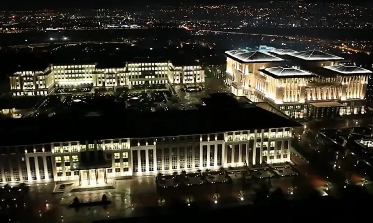 Το Λευκό Παλάτι του Ερντογάν κόστους 3 δις ευρώ: 30 φορές μεγαλύτερο από τον Λευκό Οίκο, 4 από το παλάτι του Μπάκιγχαμ και 12 από το Κρεμλίνο