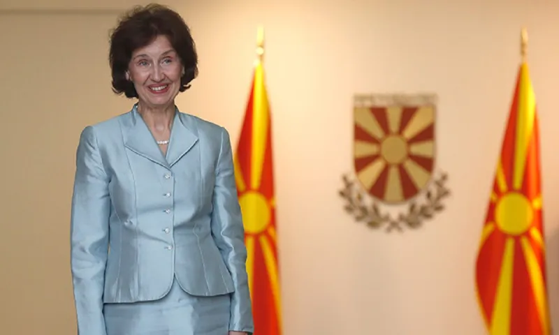Σκόπια: Το δώρο που έκανε η πρόεδρος τον Σκοπίων στον Μητσοτάκη ο οποίος δεν ξέρει τι να το κάνει από την τρομάρα του και το ψέμα του Έλληνα πρωθυπουργού