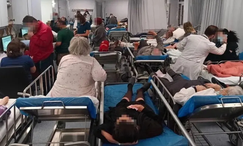 Εικόνες ντροπής από το Γεννηματά: Ασθενείς στοιβαγμένοι σαν «σαρδέλες», την ώρα που ο Μητσοτάκης μιλά για «εκσυγχρονισμό» του ΕΣΥ