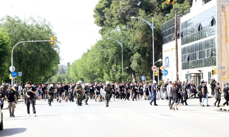 Άρης-ΠΑΟΚ: Μπλόκο της αστυνομίας στους οπαδούς του δικεφάλου στην Καμάρα - Προσαγωγές και συλλήψεις