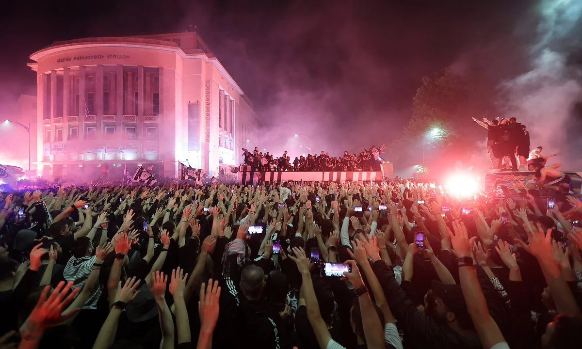 «Κάηκε» η Θεσσαλονίκη για τον πρωταθλητή ΠΑΟΚ - Πάρτι μέχρι το πρωί στο Λευκό Πύργο (pics &vids)