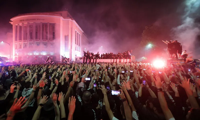 «Κάηκε» η Θεσσαλονίκη για τον πρωταθλητή ΠΑΟΚ - Πάρτι μέχρι το πρωί στο Λευκό Πύργο (pics &vids)