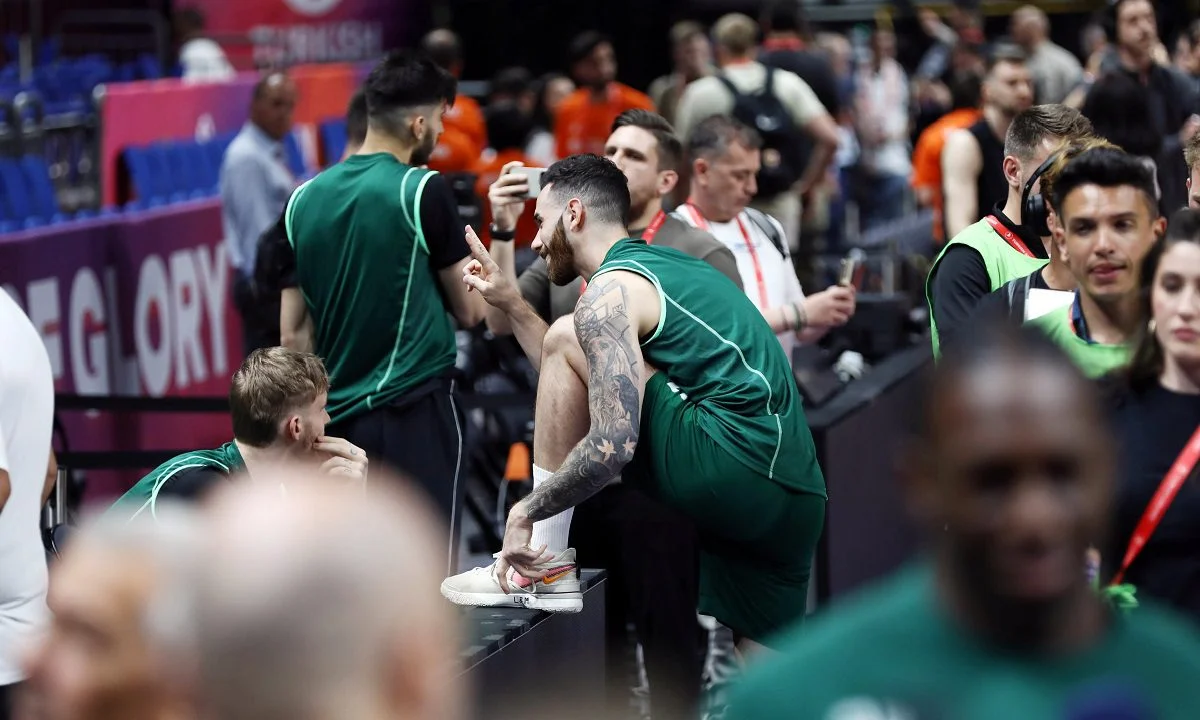 Final Four 2024: Άργησαν να ανοίξουν οι θύρες, πρέπει να μπει 10.000 κόσμος στο γήπεδο. Θ' αρχίσει το ματς και ο κόσμος θα μπαίνει ακόμα;
